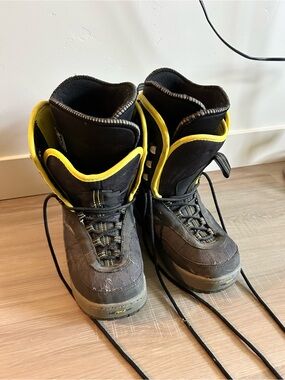 K2 Striker Men’s Snowboard Boots Size 9 / 26.5 cm Black Yellow